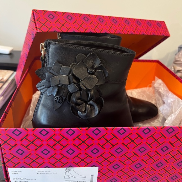 Tory Burch booties in black leather size 38 gold hardware&leather flower detail - Picture 5 of 5